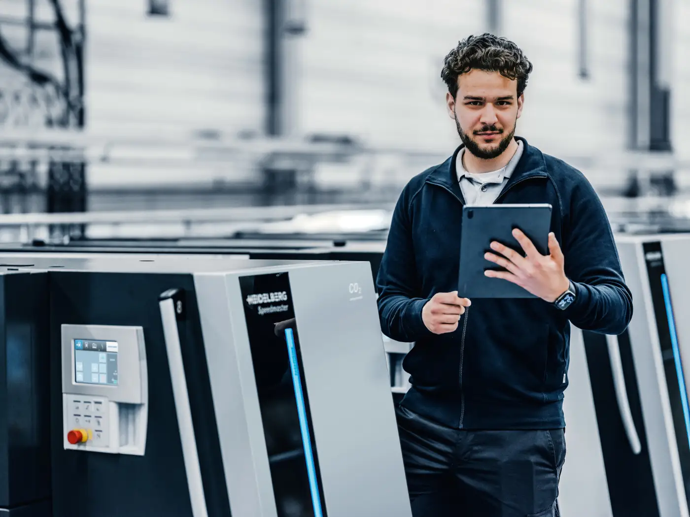 Ingeniero junto a una Speedmaster
